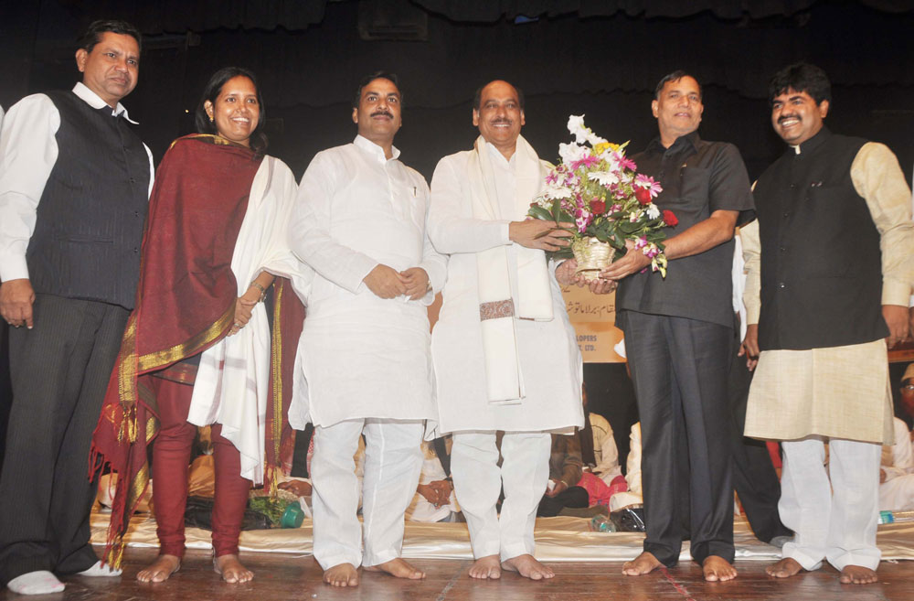 MUSHAIRA ARRANGED BY EKTA FORUM ORGANISER MUMBAI CONGRESS SPOKPERSON NIZAMUDDIN RAYEEN ON MPCC PRESIDENT MANIKRAO THAKRE, MRCC PRESIDENT KRIPASHANKAR SINGH.