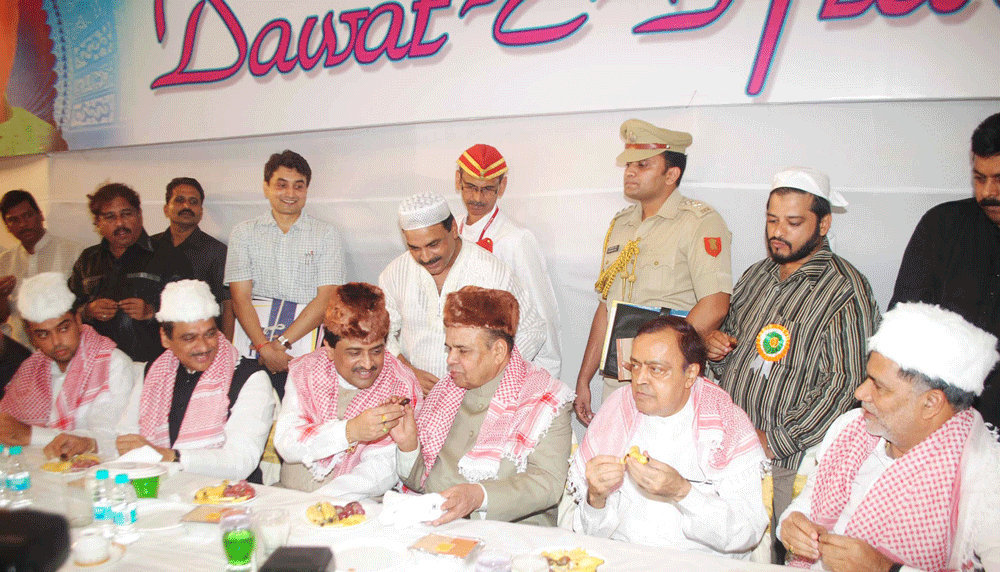 GOVERNOR OF MAHARASHTRA K.SHANKARNARAYAN & CHIEF MINISTER ASHOK CHAVAN AT ROZA-E-IFTAR HAJ HOUSE