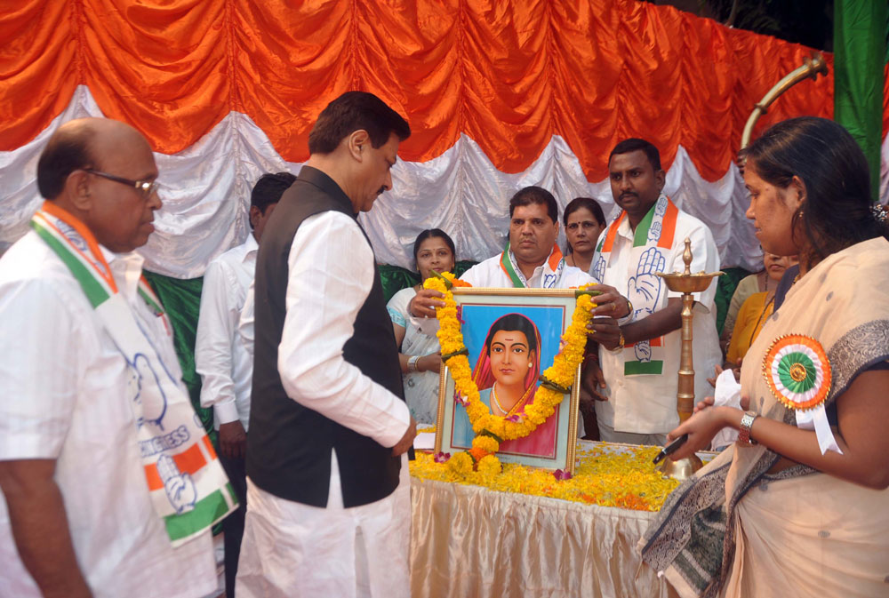 CHIEF MINISTER PRITHVIRAJ CHAVAN MRCC PRESIDENT KRIPASHANKAR SINGH ON OCCASION OF KRANTI JYOTI SAVITRIBAI PHULE BIRTH ANNIVERSARY AT DADA TILAK BHAVAN.