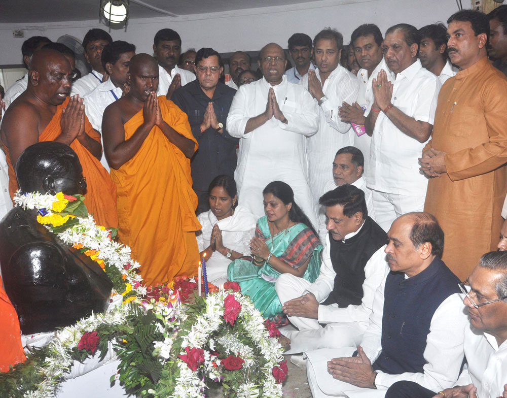 CHIEF MINISTER PRITHVIRAJ CHAVAN ,MPCC PRESIDENT MANIKRAO THAKARE,MRCC PRESIDENT KRIPASHANKAR SINGH TRIBUTE TO DR. BABASAHEB AMBEDKAR ON HIS 54th MAHAPARINIRVAN DIN AT CHAITYA BHUMI DADAR.