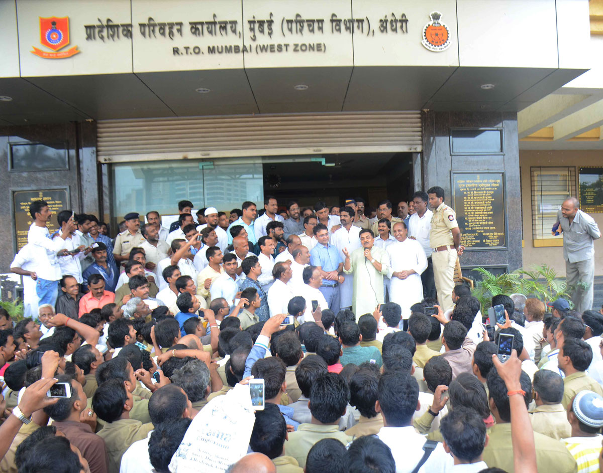 MRCC President Sanjay Nirupam with Auto Rickshaw Sanghatana Team Meets RTO Officer at Andheri RTO Ofice.