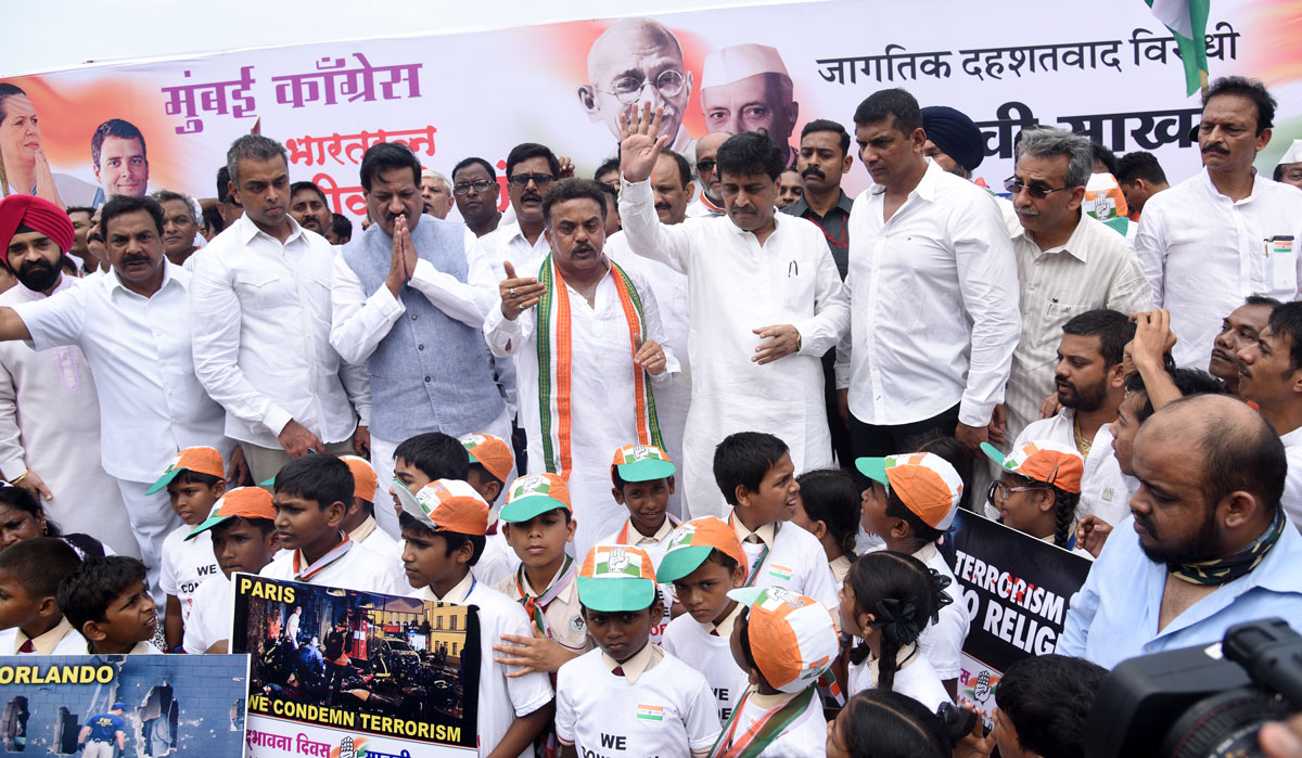 Mumbai Congress Human Chain against Global Terrorism on Shri Rajiv Gandhiâ€™s 72nd Birth Anniversary at Marine Drive.