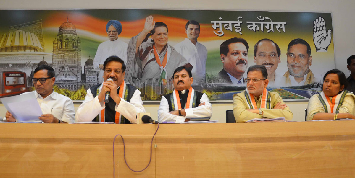 CHIEF MINISTER PRITHVIRAJ CHAVAN & MRCC PRESIDENT KRIPASHANKAR SINGH AT MUMBAI CONGRESS OFFICE.