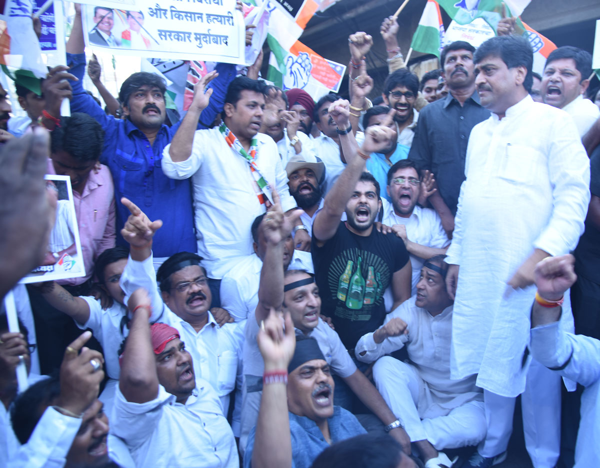 Congress Leaders Protest near Tilak Bhavan Dadar on Arrest of Rahul Gandhi in Madhya Pradesh.