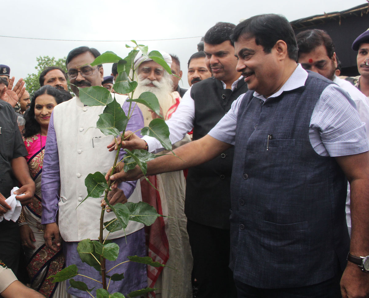 Chief Minister Devendra Fadnavis & Central Minister Nitin Gadkari today took initiative in Campaign of 1 Crore Tree Plantation Programme in Aeroli Mumbai.