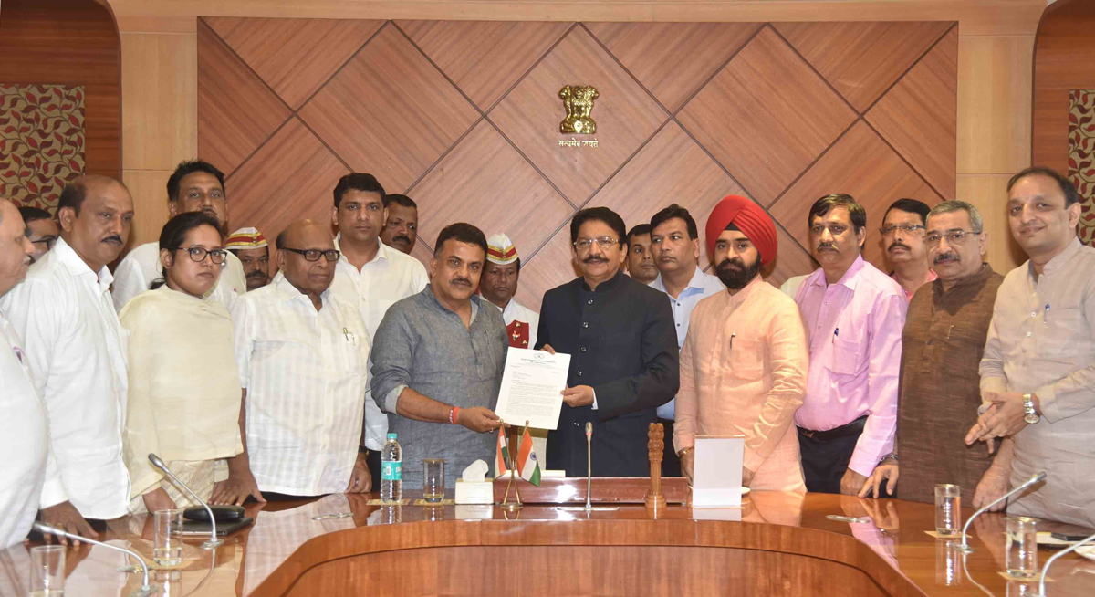 Mumbai Congress President Sanjay Nirupam and his delegation meets Governor C.Vidyasagar Rao on some issues like Shivsena-Bjp Corrupt Ministers Resignations and delayed of Mumbai University Results. at Raj Bhavan, Malabar Hill,Mumbai.