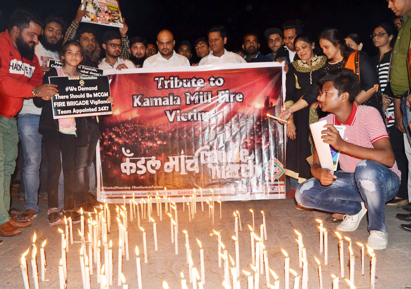 SAHAS Foundation Gave Tribute to Kamala Mills incident and did Candle March at Marine Drive.