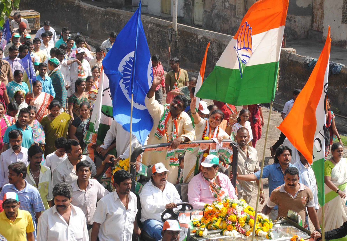 EX.MINISTER & MLA CHANDRKANT HANDORE IN RALLY OF CONGRESS-NCP & PRP CANDIDATE SANGITA HANDORE  AT CHEMBUR WARD NO.148.
