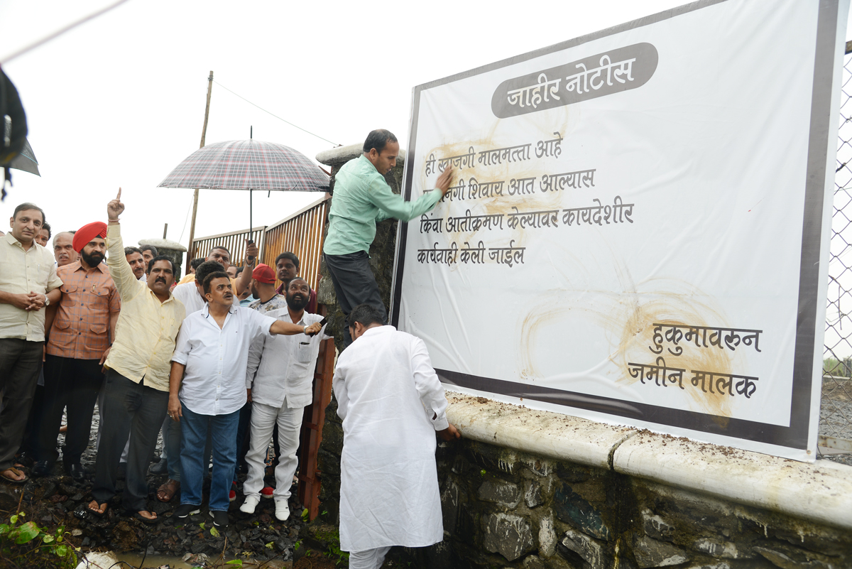 Mumbai Congress President visits Ranjanpada -Ove,Navi Mumbai Scam Land.