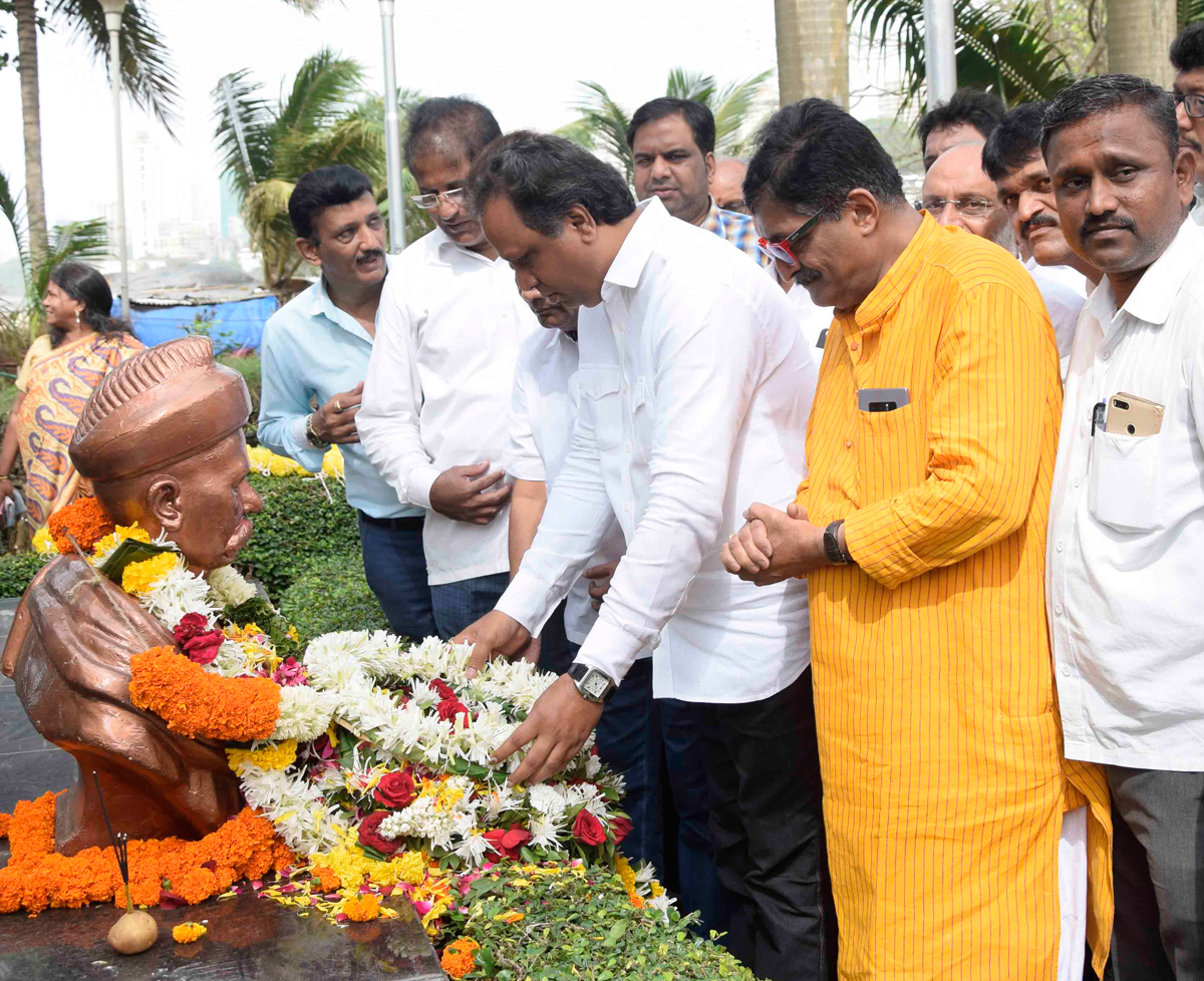 BJP Leaders MLA Ashish Shelar & Atul Shah Paying Tribute to  Lokmanya Tilak at Girgaon Chowpaty on his Death Anniversary.