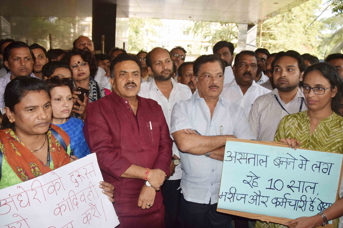 Mumbai Congress President Sanjay Nirupam & Ex.Health Minister Suresh Shetty visited Kamgar Hospital in MIDC,Marol,Andheri East,