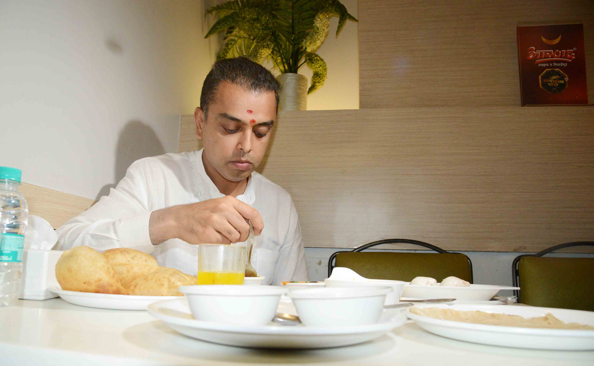 MRCC President & South Mumbai  Congress-NCP Candidate Milind Deora at Aswad Hotel Dadar.