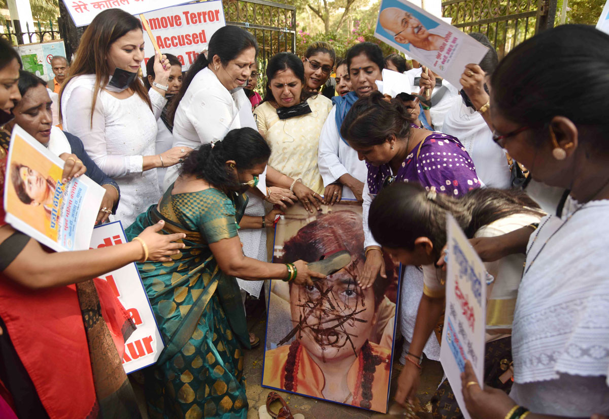 Mumbai Mahila Congress Protest against Controversial Statement by Pragya Thakur at August Kranti Maidan Gowalia Tank Mumbai.