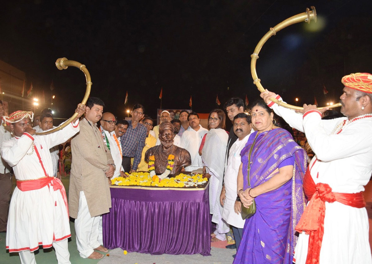 Mumbai Congress Paying Tribute to Chhatrapati Shivaji Maharaj on his Jayanti at Sion Koliwada .