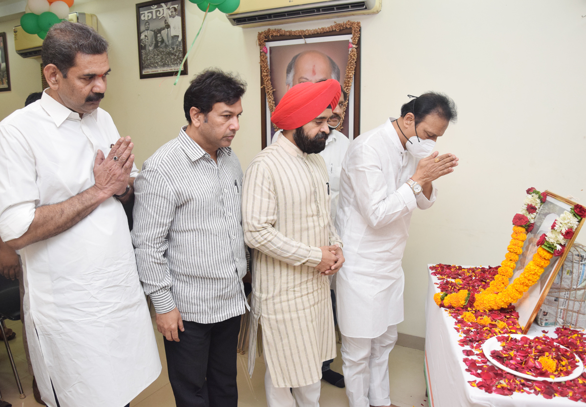 Mumbai Congress President Bhai Jagtap and Working President Charansingh Sapra Paying homage to former Prime Minister Late. Lal Bahadur Shastri on his Death Anniversary.at Rajiv Gandhi Bhavan Azad Maidan.