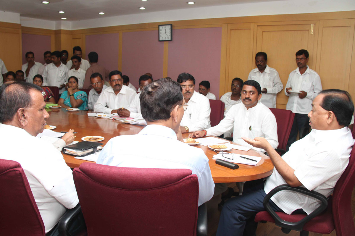 FISHERMAN'S MEETS  MINISTER NARAYANRAO RANE AT MANTRALAYA .