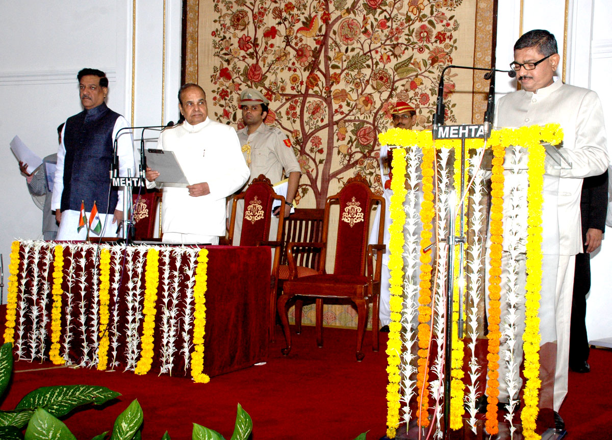 GOVERNOR K.SANKAARANARAYANAN & CHIEF MINISTER PRITHVIRAJ CHAVAN AT RAJ BHAVAN MUMBAI.