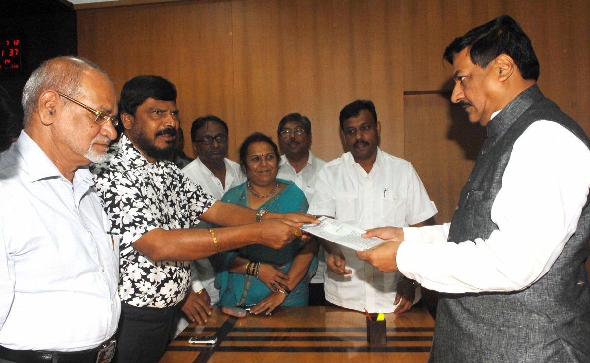 RPI PRESIDENT RAMDAS ATHAWLE MEETS CHIEF MINISTER PRITHVIRAJ CHAVAN AT VIDHAN BHAVAN.