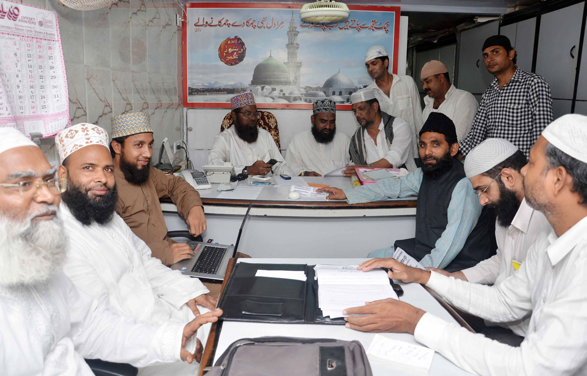 MUSLIM MAULANA'S MEETING BEFORE AZAD MAIDAN PROTEST AGAINST THE KILLING OF MUSLIMS IN BURMA & ASSAM AT RAZA ACADEMY OFFICE DONGRI MUMBAI.