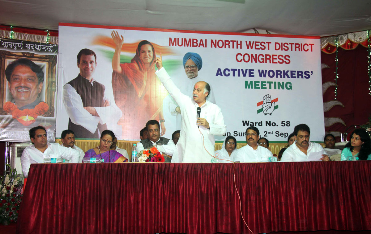 M.P.& EX.UNION MINISTER GURUDAS KAMAT IN CONGRESS PARTY WORKER'S MEETING IN HIS CONSTITUENCY AT JOGESHWARI.