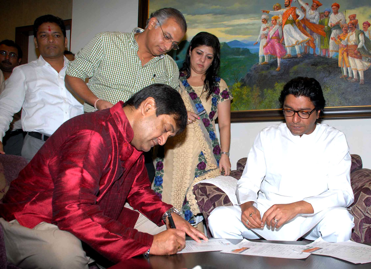 MNS PRESIDENT RAJ THAKRE, & ACTOR DIRECTOR MAHESH MANJREKAR FILLS MNS MEMBERSHIP REGISTRATION FORM AT KRISHNAKUNJ BUNGLOW DADAR.