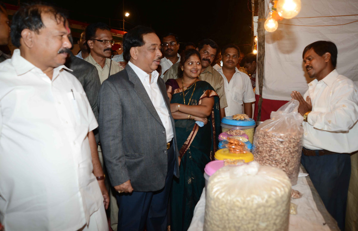 MINISTER NARAYANRAO RANE IN MALVANI FAIR AT DADAR NAIGAON.
