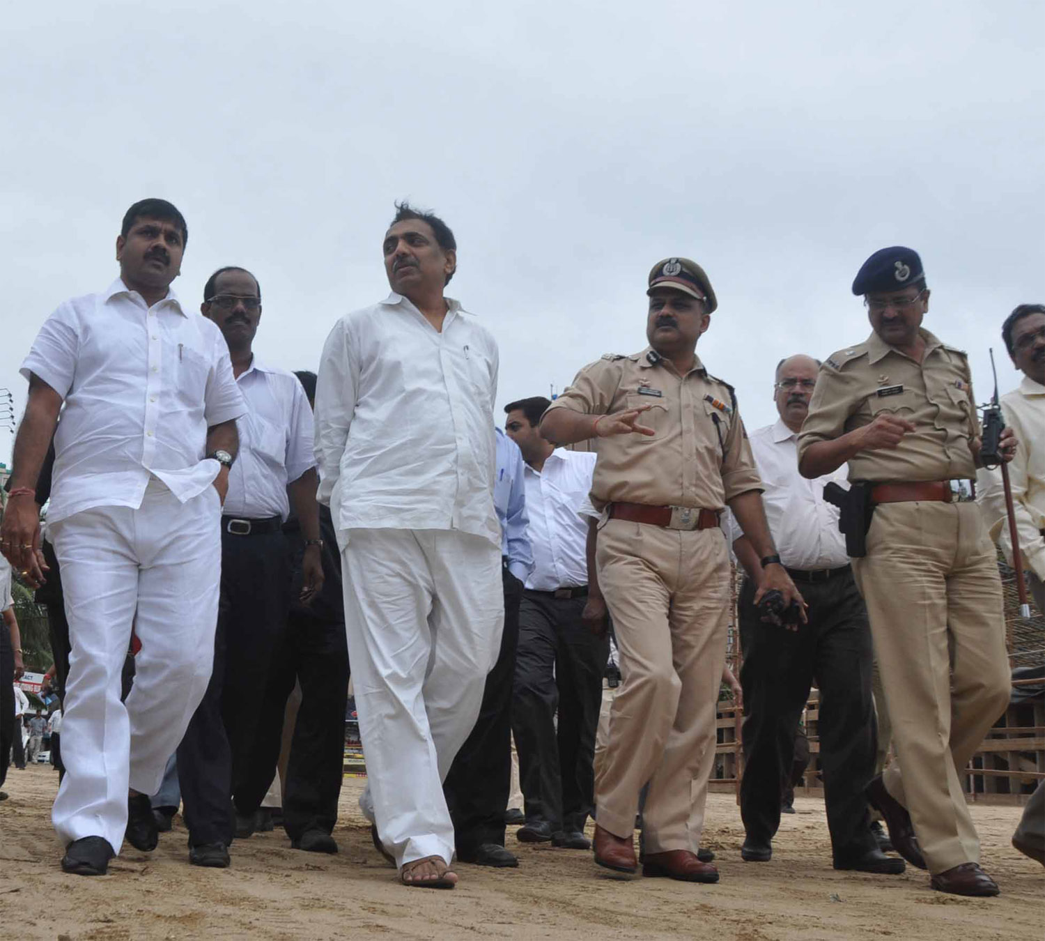 GUARDIAN MINISTER OF MUMBAI JAYANTRAO PATIL & MINISTER SACHIN BHAU AHIR  VISIT GIRGAUM CHOWPATI .