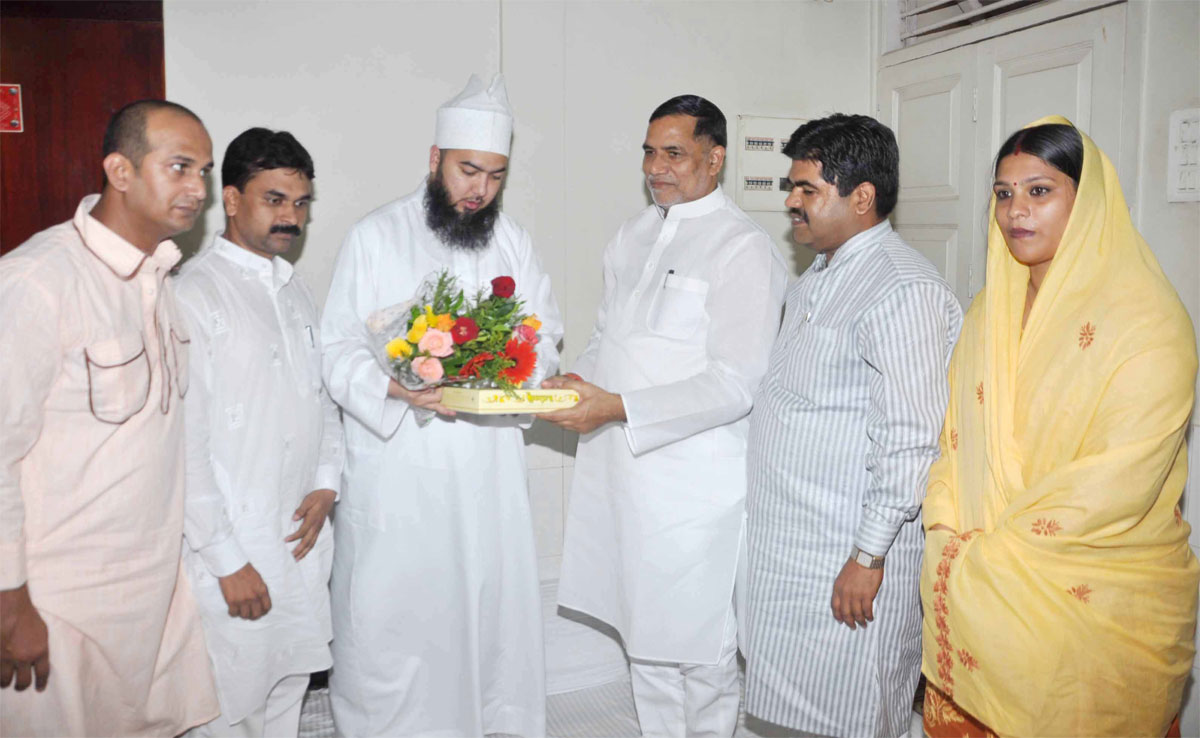 MRCC PRESIDENT & MLA KRIPASHANKAR SINGH MEETS MOULANA MOIN MIYA ON OCCASION EID AT MADANPURA .