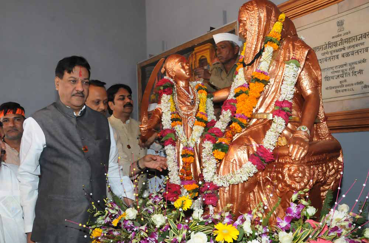 CHIEF MINISTER PRITHVIRAJ CHAVAN & DY.CHIEF MINISTER AJIT PAWAR AT SHIVNERI FORT OWING TRIBUTE TO CHHATRAPATI SHIVAJI MAHARAJ ON 383 RD SHIVJAYANTI.