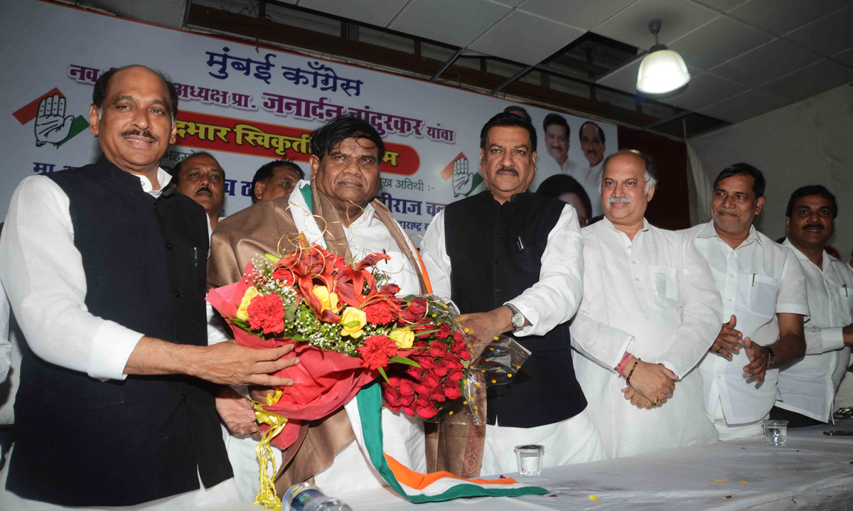 NEWLY APPOINTED MUMBAI CONGRESS PRESIDENT PROF. JANARDAN CHANDURKAR TOOK CHARGE OF MUMBAI CONGRESS.