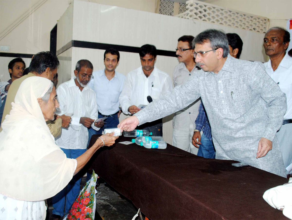MUMBADEVI ASSEMBLY MLA AMIN PATEL FOR SENIOR CITIZEN CARD DISTRIBUTION AT DONGRI.