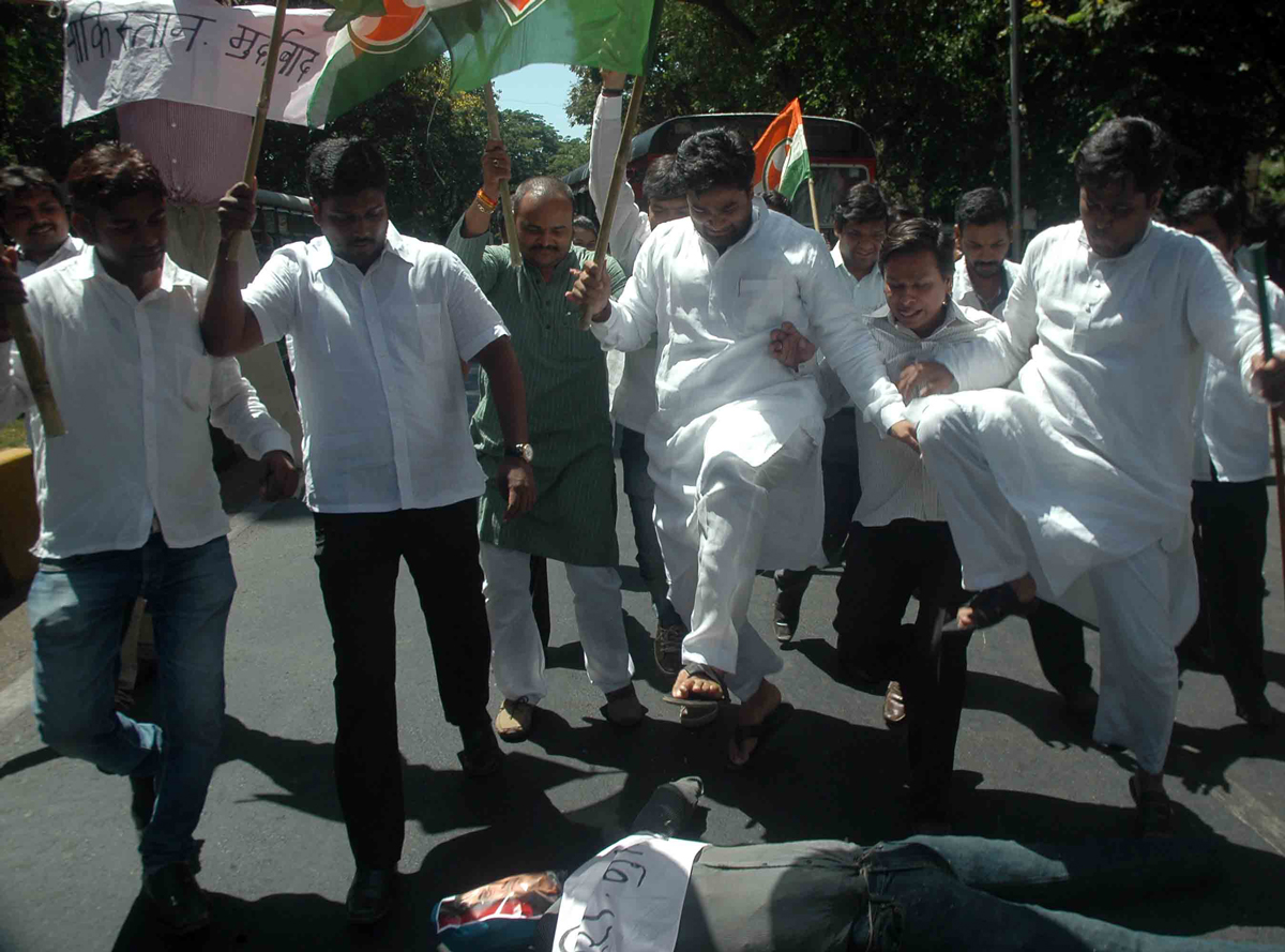 YOUTH CONGRESS PROTEST AGANIST PAKISTAN GOVERNMENT AT AZAD MAIDAN ON DEATH OF SARABJIT SINGH IN PAKISTAN.