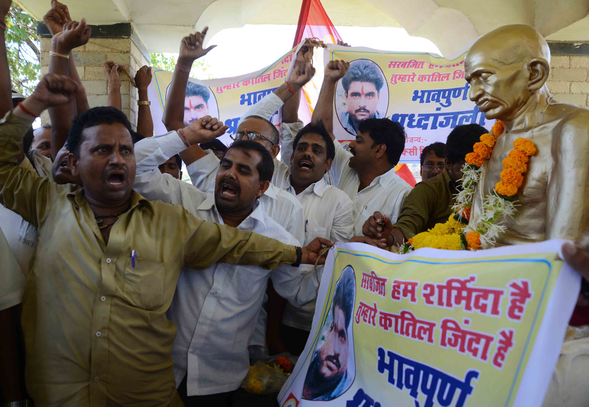 SWABHIMAAN SANGHATANA'S TAXI & RICKSHAW UNION TRIBUTE RALLY OF AROUND 400-500 TAXI & RIKSHAWS FROM KHAR-DANDA TO JUHU BEACH FOR LATE SARABJIT SINGH.