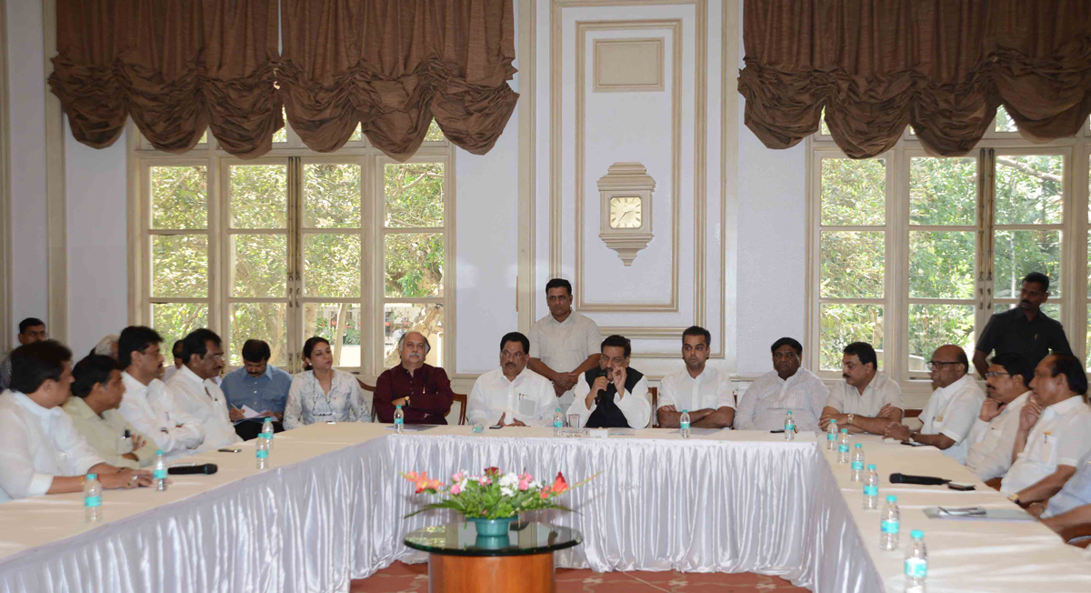 CHIEF MINISTER PRITHVIRAJ CHAVAN & CONGRESS MP's,MLA's & MINISTER's MEETING WITH TRADERS ON ISSUE OF LBT AT SAHYADRI GUEST HOUSE.