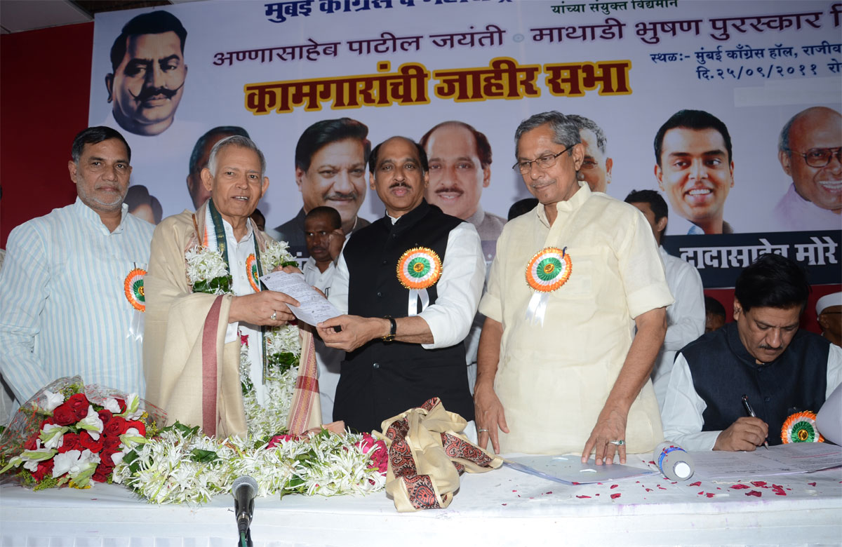 CHIEF MINISTER PRITHVIRAJ CHAVAN ,MPCC OBSERVER MOHAN PRAKASH,MPCC PRESIDENT MANIKRAO THAKRE & MRCC PRESIDENT KRIPASHANKAR SINGH AT  MUMBAI CONGRESS RAJIV GANDHI BHAVAN IN  KAMGAR MELAVA.
