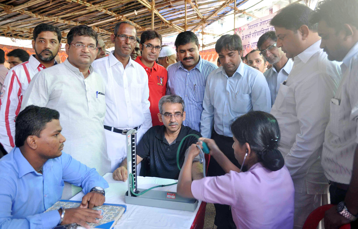 MLA AMIN PATEL IN FREE MEDICAL CAMP AT J.J. JUNCTION.