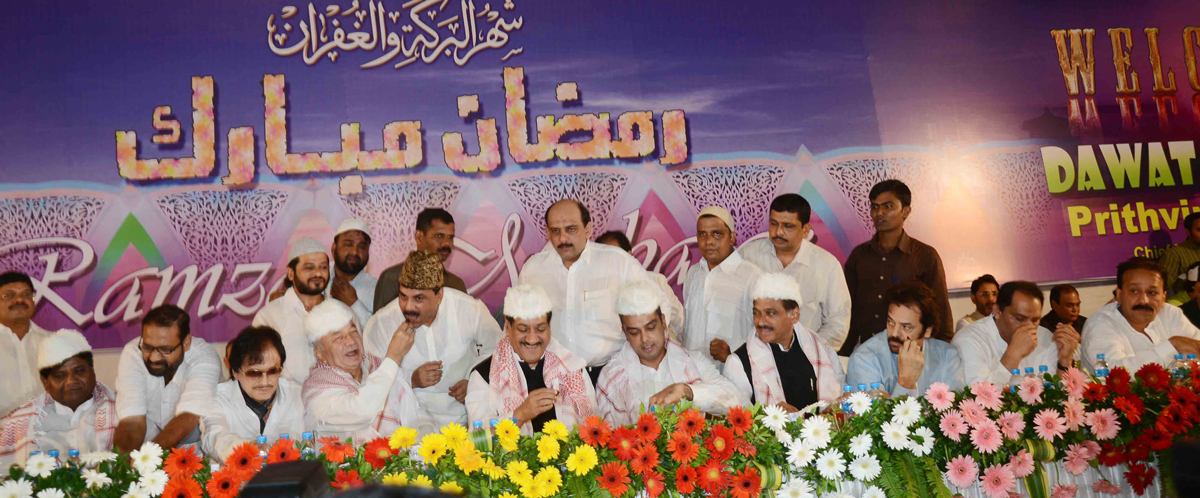 CHIEF MINISTER PRITHVIRAJ CHAVAN,HOME MINISTER SUSHILKUMAR SHINDE & UNION MINISTER MILIND DEORA IN RAMZAN ROZA-E-IFTAR PARTY AT HAJ HOUSE CST.