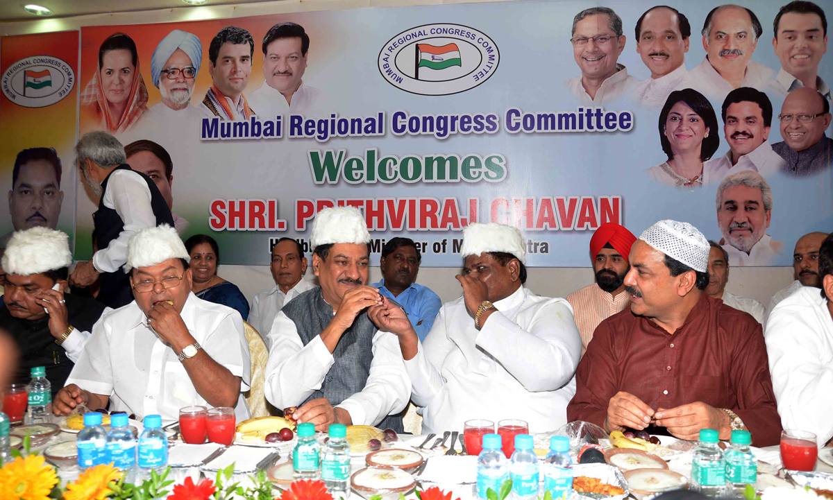 CHIEF MINISTER PRITHVIRAJ CHAVAN IN RAMZAN ROZA-E-IFTAR PARTY ORGANIZED BY MRCC AT ISLAM GYMKHANA MUMBAI.