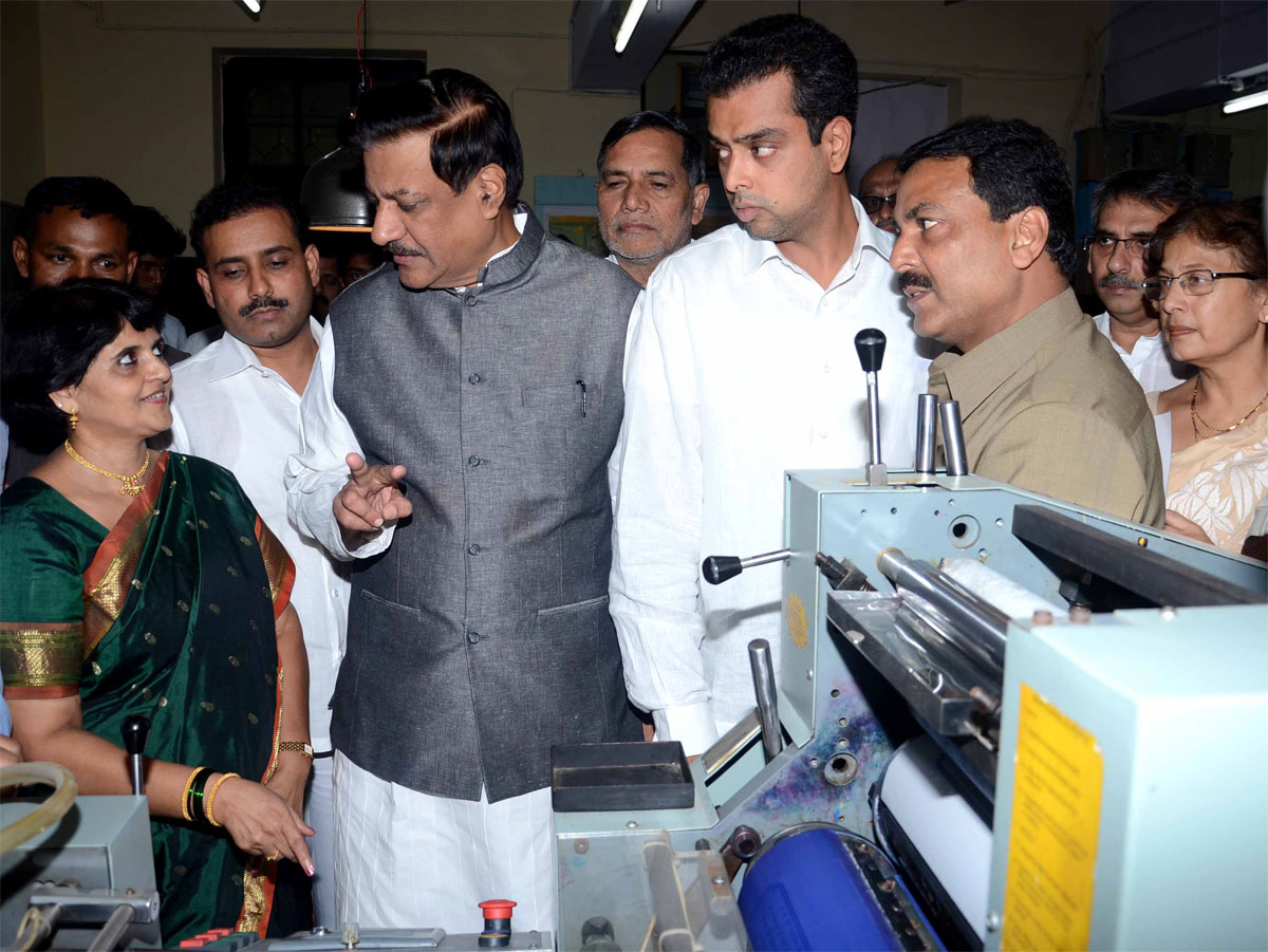 CHIEF MINISTER PRITHVIRAJ CHAVAN & UNION STATE MINISTER MILIND DEORA FOR INAUGURATED POLYTECNICAL COLLEGE FOR MINORITIES AT AT SIR J.J.SCHOOL OF ART CST.