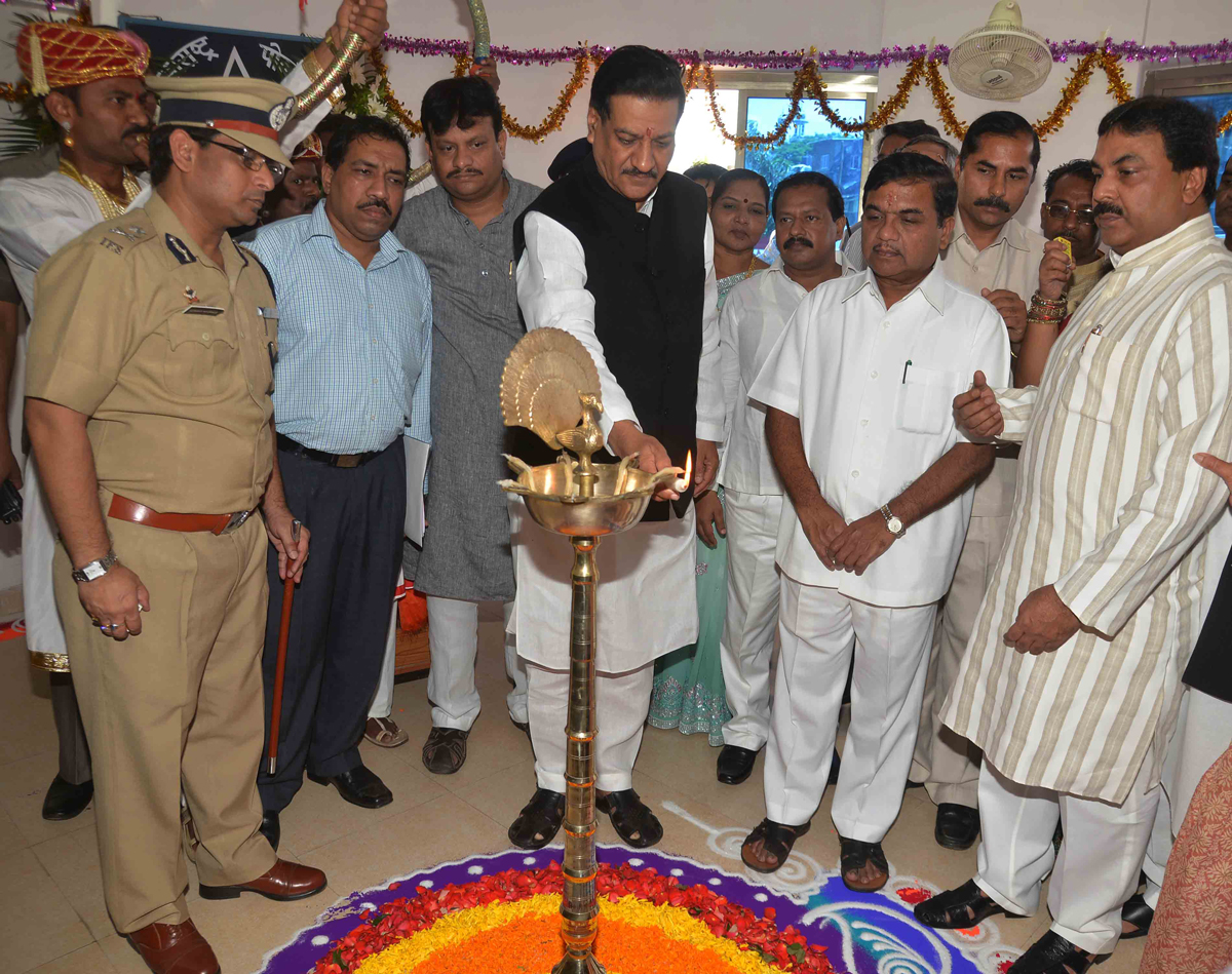 CHIEF MINISTER PRITHVIRAJ CHAVAN,HOME MINISTER R.R.PATIL & MINISTER MOHD.ARIF NASEEM KHAN INAUGURATED GOVANDI SHIVAJI NAGAR POLICE STATION & ANDHERI SAHAR POLICE STATION.