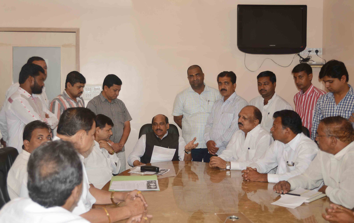 MLA VINAYAKRAO METE MEETS MPCC PRESIDENT MANIKRAO THAKRE ON MARATHA AARAKSHAN ISSUE AT GANDHI BHAVAN.