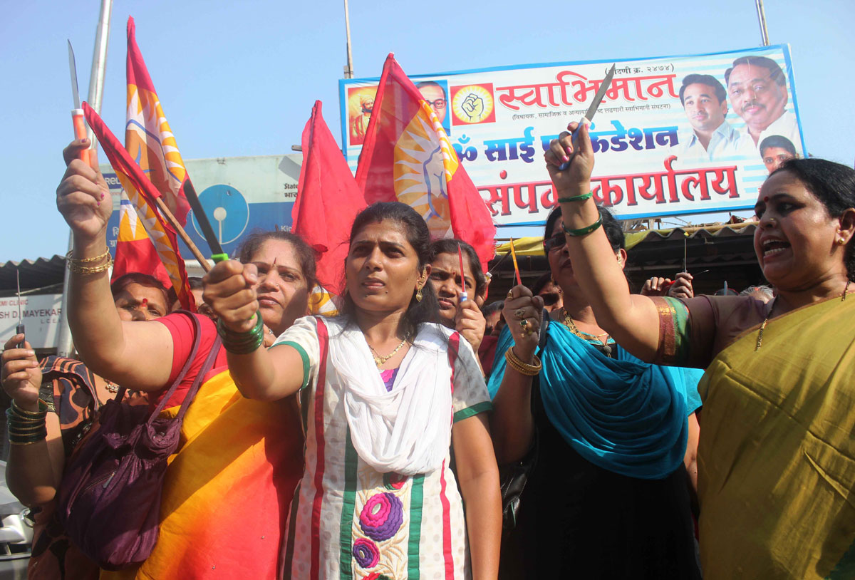 Swabhimaan Sanghatana Women's Wing Present KNIVES to Shivsena corporator Sheetal Mhatre to Protect herself from her own Shivsena Cadre.