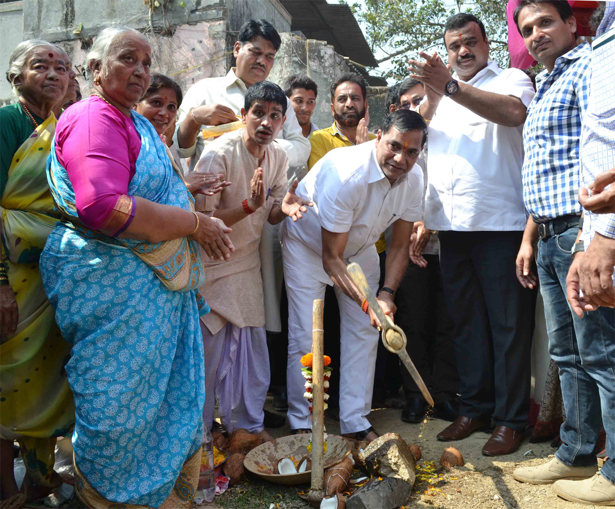 MLA & Ex.MRCC President Kripashankar Singh At Kalina Market.