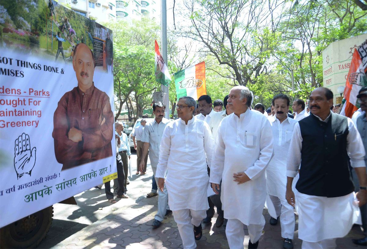 Member of Parliament & AICC General Secretary & CWC Member Gurudas Kamat launched 6 Campaign Raths today at Y.B. Chavan Centre at the hands of Shri Mohan Prakash, General Secretary AICC, Shri Manikrao Thakare President MPCC & Prof Janardhan Chandurkar.