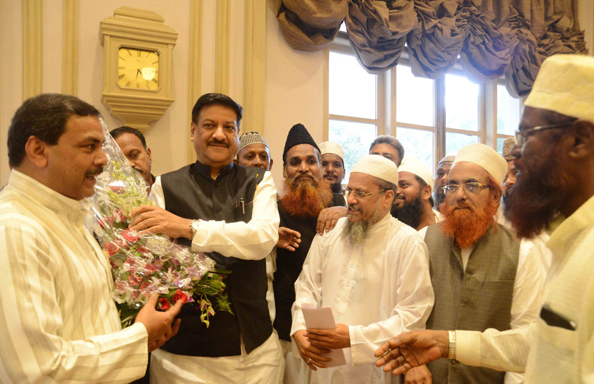 Muslim Minority Felicitated Chief Minister Prithviraj Chavan at Sahyadri Guest House.
