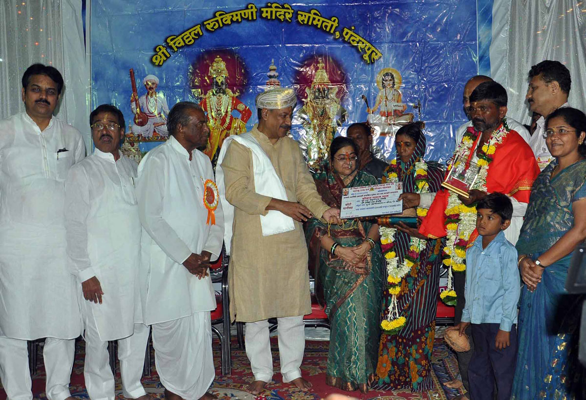 Chief Minister Prithviraj Chavan with wife Smt.Satvashila Chavan at Pandharpur on occasion of Ashadi Ekadashi.
