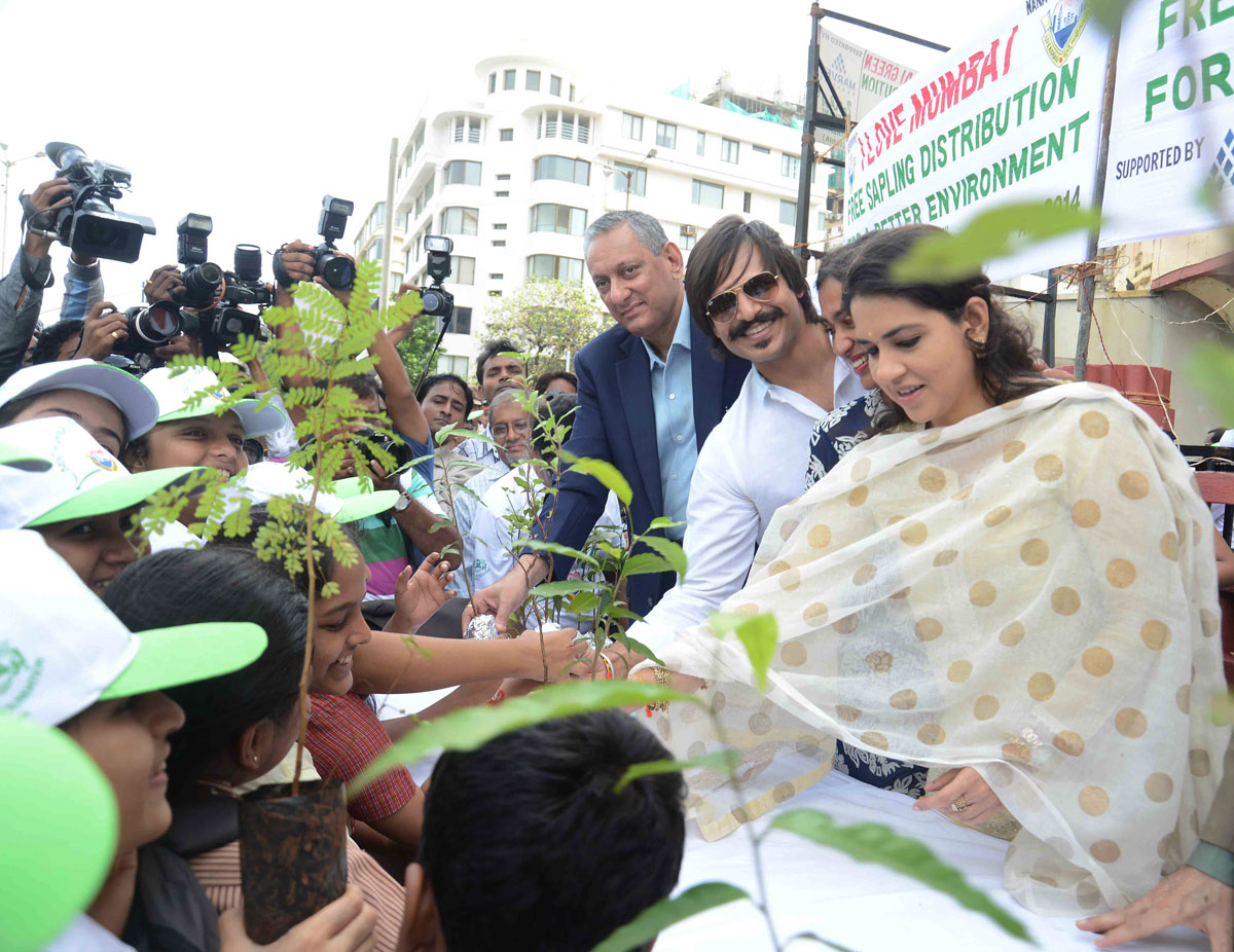 "I LOVE MUMBAI" Free Sapling Distribution Drive at Marine Drive.