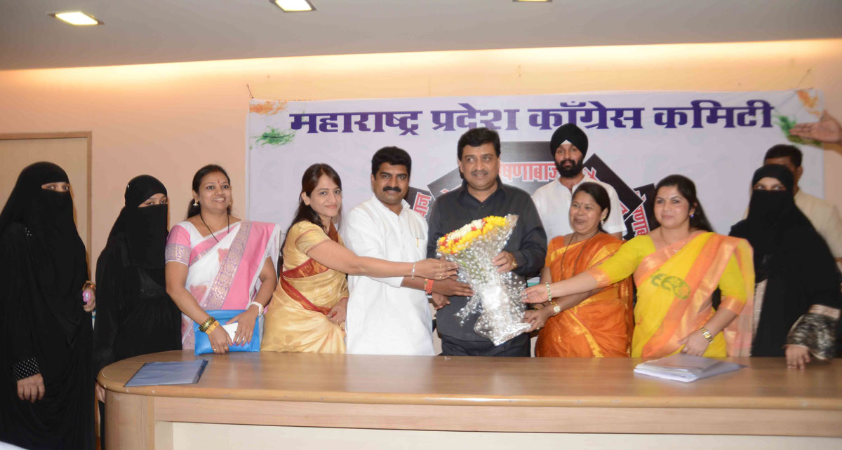 MPCC President Ashokrao Chavan During Thane Dist Congress Committee Meeting at Gandhi Bhavan,