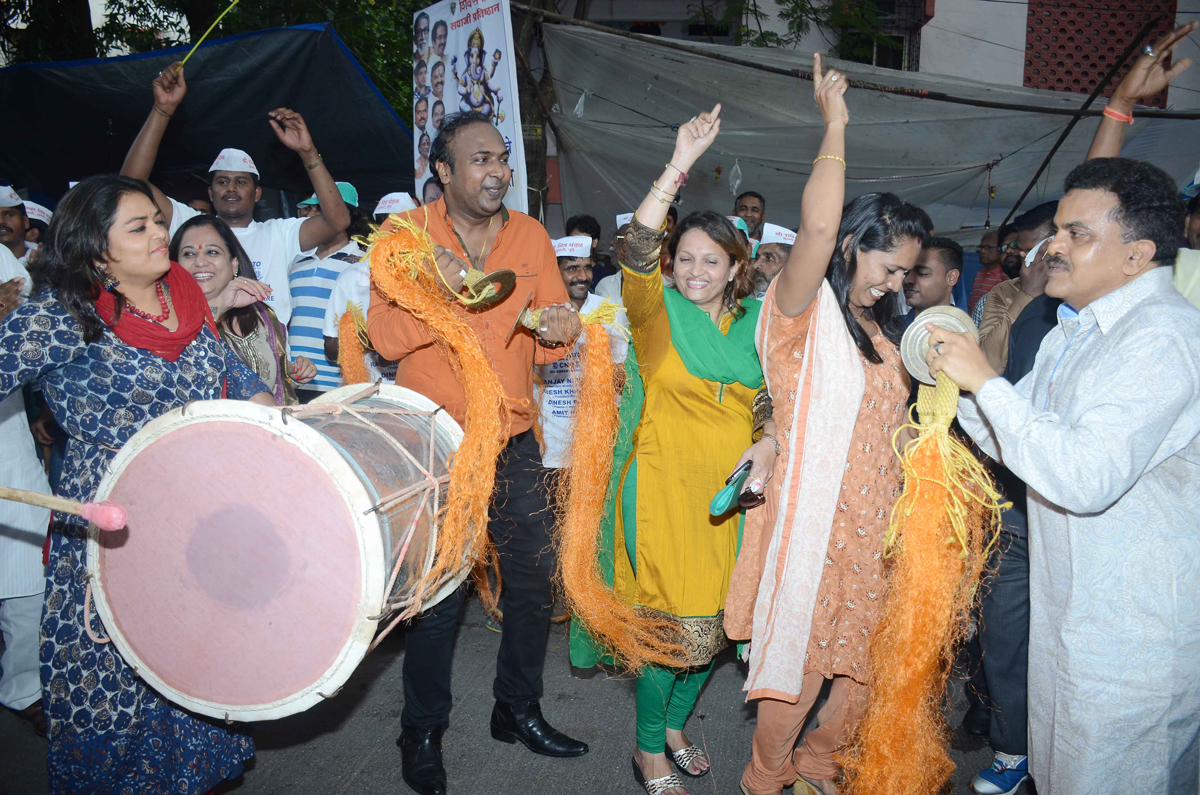 MRCC President Sanjay Nirupam Residential Ganpati Idol Immersion at Juhu Chowpatty.