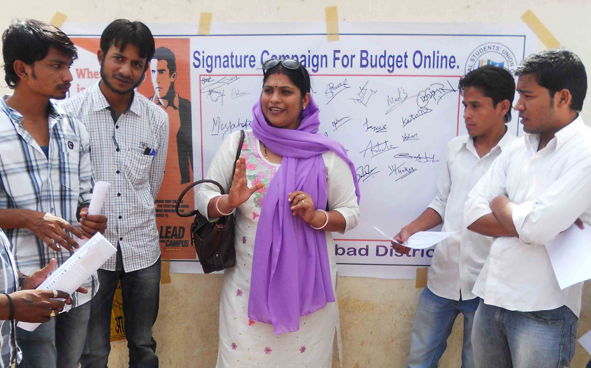 NSUI NATIONAL CO-ORDINATOR HEENA KANOJIA IN SIGNATURE CAMPAIGN BUDGET ONLINE IN MARATHWADA UNIVERSITY.